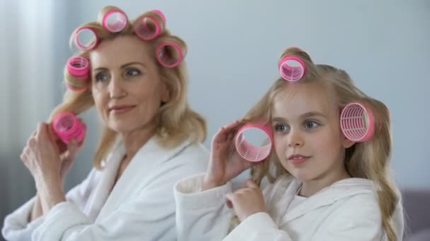 Reife Dame Und Kleines Mädchen Rollen Morgens Die Haare Zusammen — Stockvideo
