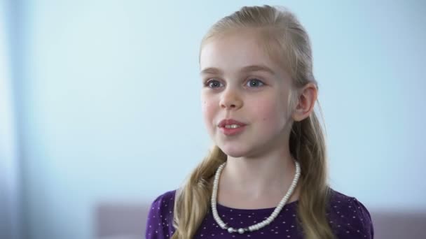 Niña Bonita Con Collar Perlas Mirando Espejo Disfrutando Reflexión — Vídeo de stock