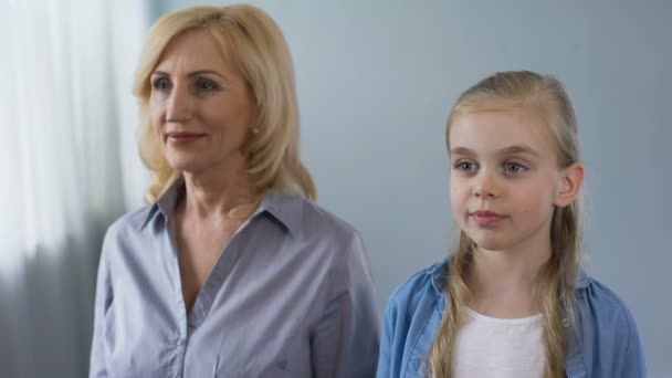 Alte Blonde Frau Und Ihre Enkelin Setzen Eine Brille Auf — Stockvideo