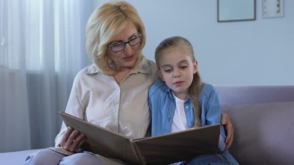 Blonďatá Grandkid Čtení Pohádky Babičkou Doma Pospolitosti — Stock video