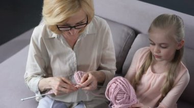 Sarışın Büyükanne torunu küçük evde, el yapımı örgü