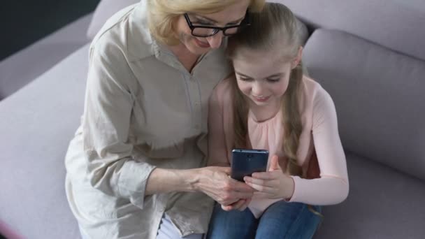 Avó Neto Segurando Smartphone Mãos Menina Ensinando Vovó — Vídeo de Stock
