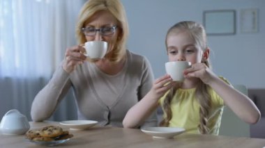 Büyükanne ve içme çay ve sarılma, Aile ilişki küçük şirin kız