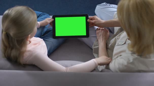 Nonna Nipotina Con Tablet Con Schermo Verde Applicazioni — Video Stock