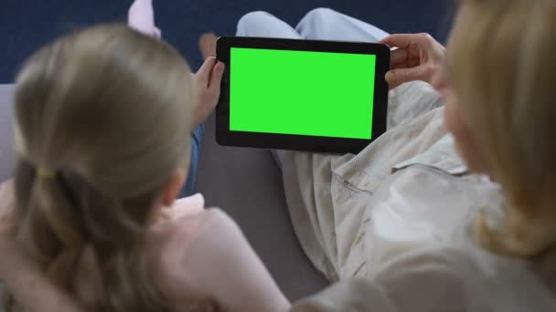 Ηλικιωμένη Γυναίκα Και Κοριτσάκι Χέρια Που Κρατούν Tablet Πράσινη Οθόνη — Αρχείο Βίντεο