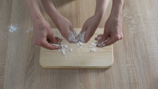 祖母和孙女的手在木板上浇面粉 烹调时间 — 图库视频影像