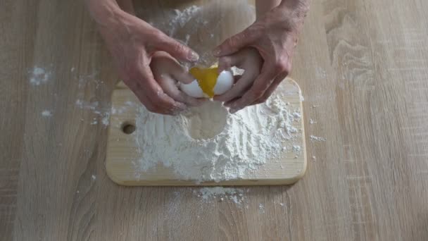 女孩子和祖母手里加入鸡蛋面粉 家庭食谱 — 图库视频影像