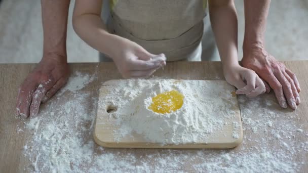 孙奶奶烹调传统蛋糕 小女孩添加面粉 — 图库视频影像