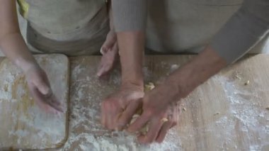 Büyükanne torunu için kek, hamur yoğurmak kullanmayı öğretmek aile yemek