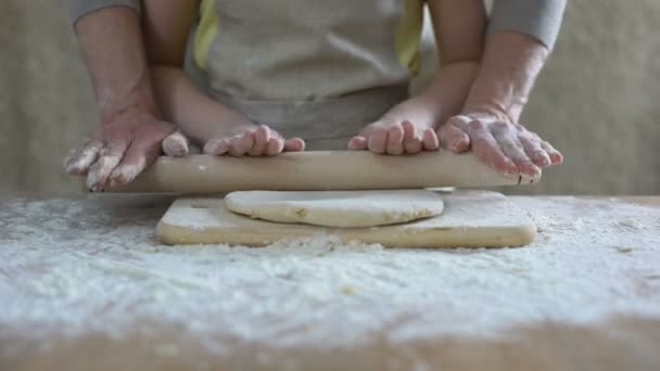 Маленькая Девочка Помогает Бабушке Свернуть Тесто Пиццы Семейный Рецепт Приготовление — стоковое видео