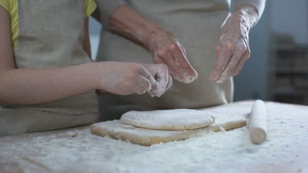 Barnbarn Att Hjälpa Mormor Att Rulla Degen Traditionella Recept Hemlagade — Stockvideo