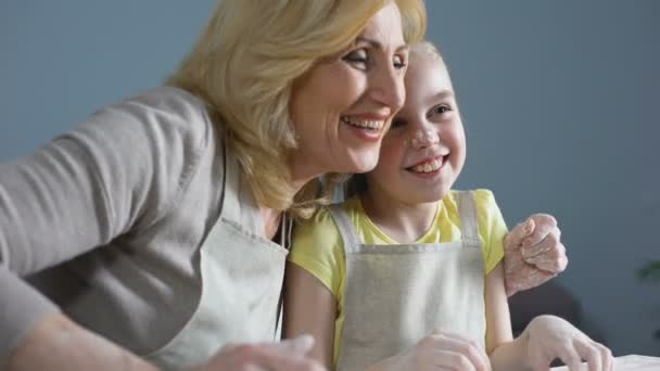 Lustige Enkelin Und Ihre Großmutter Lachen Beim Kochen Der Küche — Stockvideo