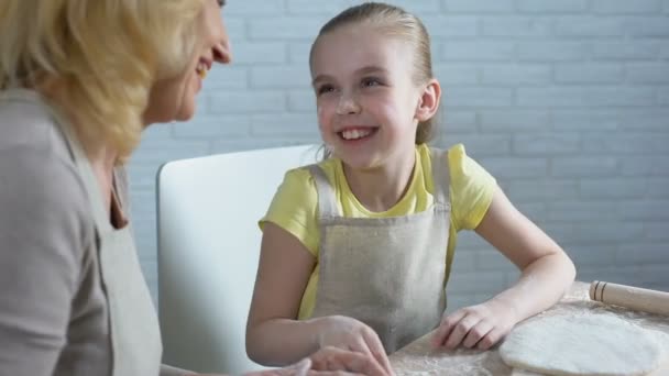 Allegro Femminile Nipote Nonna Divertirsi Mentre Cucina Pizza — Video Stock