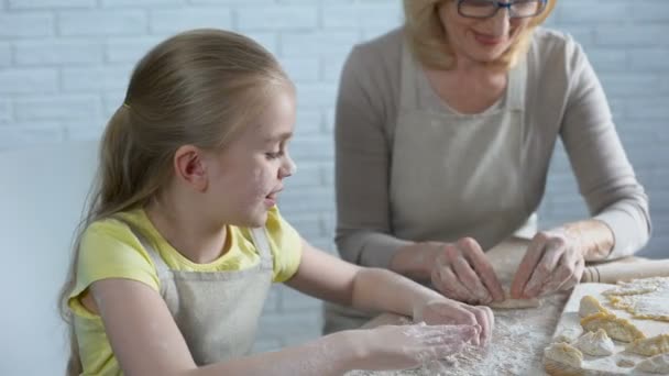 Glada Barnbarn Matlagning Med Mormor Vilket Ger Henne Hög Fem — Stockvideo