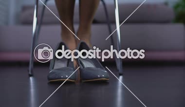 Olgun kadın bacakları yeni parlak ayakkabı mağazasında moda satın alma üzerinde çalışıyor