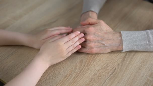 Grandkid Hladil Staré Babičce Ruce Něhy Milovat Respektovat Náklonnost — Stock video