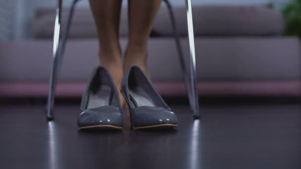 Reife Frauenbeine Beim Anprobieren Neuer Glänzender Schuhe Geschäft Modekauf — Stockvideo