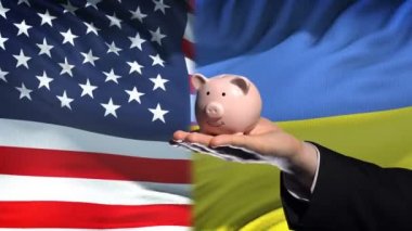 Bize yatırım Ukrayna, el para servet içinde bayrak arka plan üzerine koyarak.