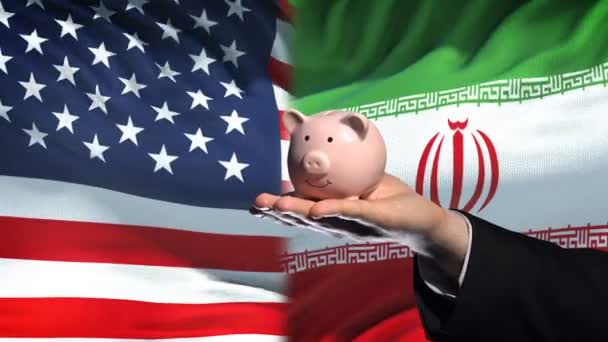 Nás Investice Íránu Ruku Dát Peníze Prasátka Pozadí Vlajky — Stock video