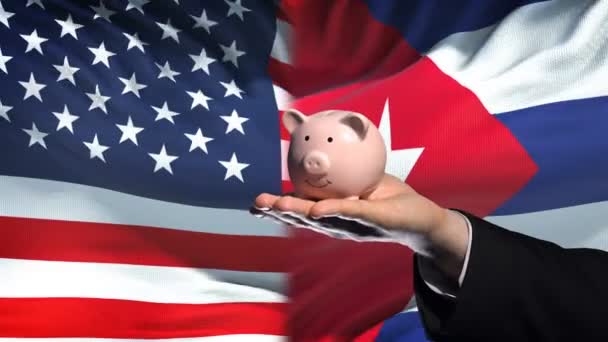 Investimento Dos Eua Cuba Mão Colocando Dinheiro Mealheiro Fundo Bandeira — Vídeo de Stock