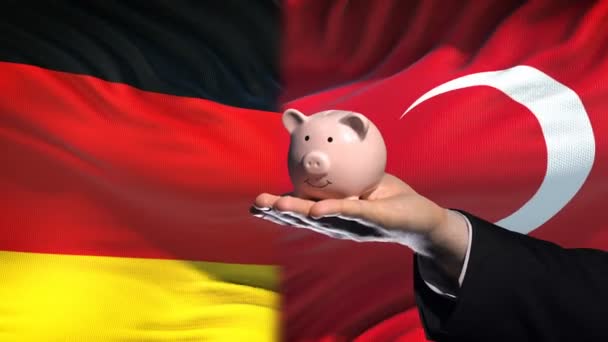 Tyskland Investeringar Turkiet Hand Att Lägga Pengar Piggybank Flagga Bakgrund — Stockvideo