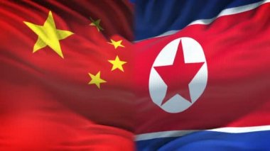 Çin vs Kuzey Kore çatışma yumruk bayrak arka plan, diplomatik çatışma üzerinde