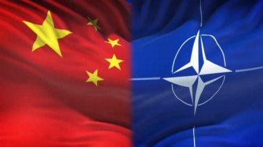 Brussels, Belçika - Haziran 2018 yaklaşık: Çin vs NATO'nun çatışma, ülkeler anlaşmazlık, yumruk bayrak arka plan üzerinde