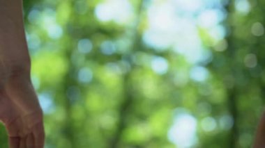 Eşcinsel çift okşayarak ve tutuşup, aşk duyguları, romantik ilişki