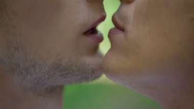 Eşcinsel çift öpüşme yakın çekim, romantik hisler, Eşcinsel ilişkileri, tutku