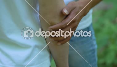 Latin yakışıklı okşayarak ortağı kol, Çift yakınlık, romantik tarih açık