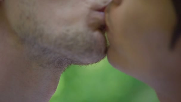 Геи Влюблены Целуются Крупным Планом Гомосексуальные Отношения Свобода Сообществ — стоковое видео