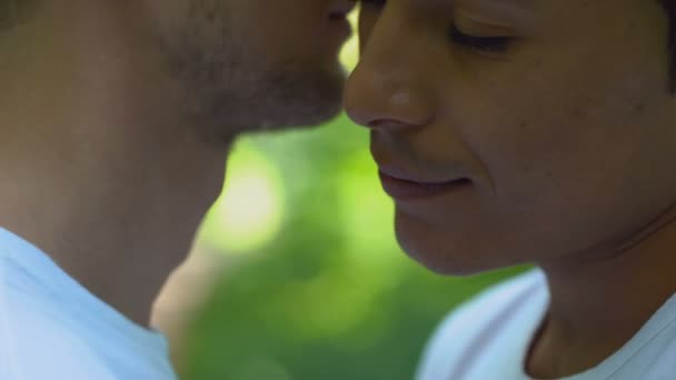 同性恋情侣接吻特写 感性和激情 同性婚姻 — 图库视频影像