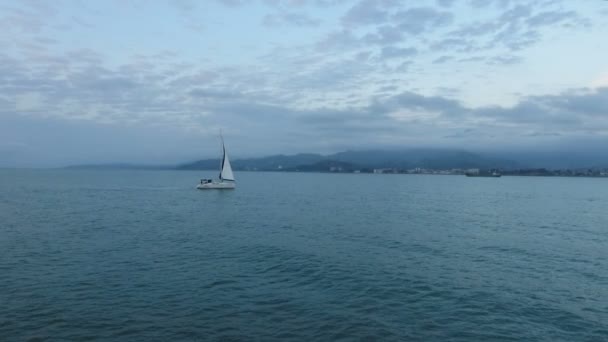 Romantische Reis Zeilboot Wind Schip Heldere Cloudscape Uitvoering — Stockvideo