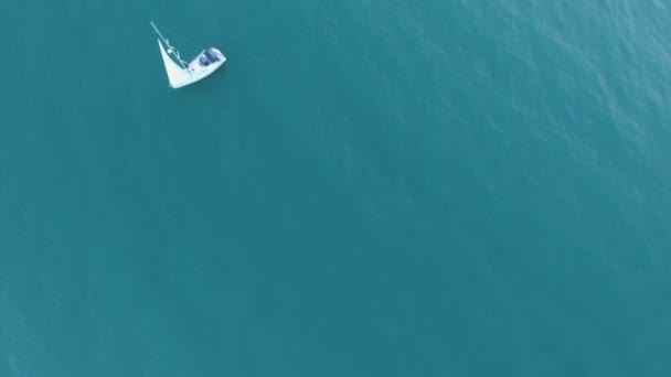 Small Sailing Boat Peacefully Floating Blue Water Freedom Independence — Stock Video