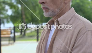 Bahçede oturan, emeklilik tasarruf planlama, seçim yapma dalgın Büyükbaba