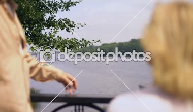 Yaşlı koca sarılma karısı, mutlu çift birlikte bankta oturan, barış