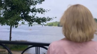 Gülümseyen yaşlı kadının yaz park doğa, gevşeme açık havada, huzur