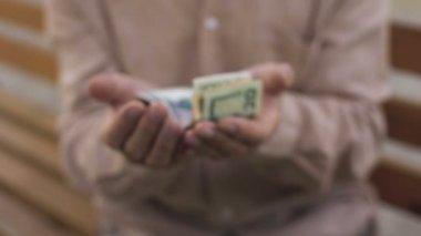 Eski düşük yaşayan, standart, tokalaşırken dolar yoksulluk, emeklilik emeklilik