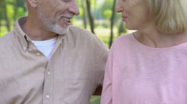 Konuşmak kıdemli mutlu çift birlikte, gülüyor yaşlılık, gamsızlık güvenli