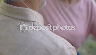 Yaşlı adam, ilişki, aile çift destek ve sevgi güvenen sarılma kadın