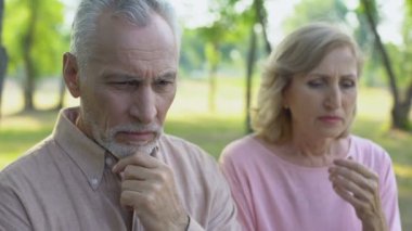 Komuta sizde çaresizlik içinde boşanma ağlıyor hile, karısı hakkında suçlu hissediyor