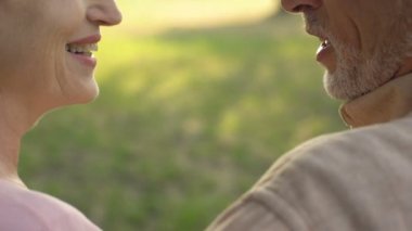 Üst düzey iki aşktan, karşılıklı anlayış, tutkulu öpücük, sevgi içinde