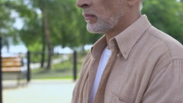 Grand Père Pensif Assis Dans Jardin Planification Épargne Pension Faire — Video
