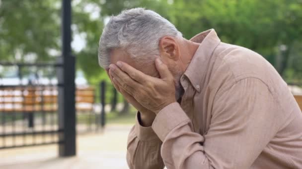 Triste Anciano Sentado Banco Del Jardín Del Hospital Pensionista Llorando — Vídeo de stock