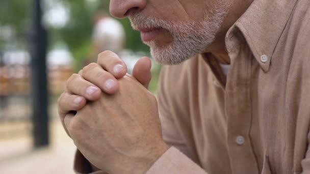 Abuelo Anciano Pensativo Sentado Jardín Hogar Ancianos Soledad Vejez — Vídeos de Stock