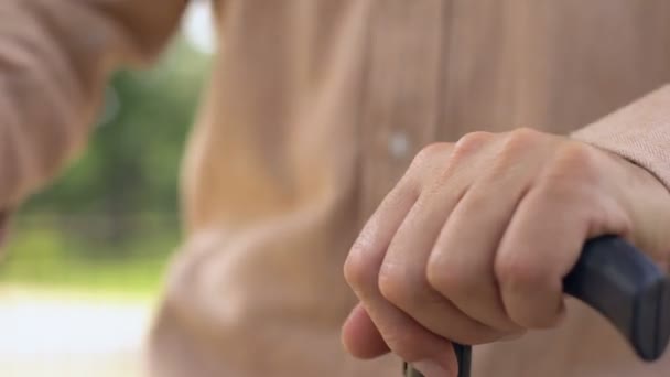 Pensionista Masculino Jardim Mãos Queixo Bengala Closeup Problema Envelhecimento — Vídeo de Stock