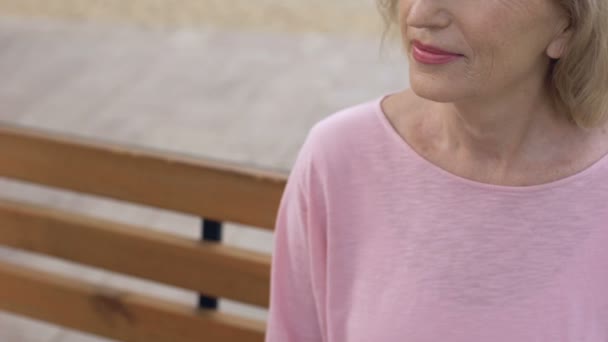 Senior Man Ger Blommor Gäng Till Kvinna Gärna Pensionerat Par — Stockvideo