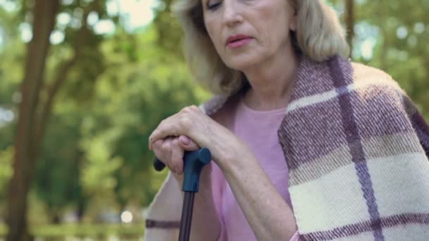 Depressive Alte Frau Sitzt Mit Spazierstock Auf Bank Garten Einsamkeit — Stockvideo