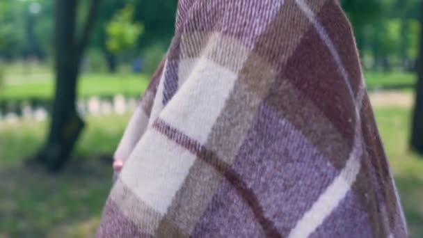 Nachdenkliche Alte Dame Mit Karierter Decke Auf Bank Garten Sitzend — Stockvideo