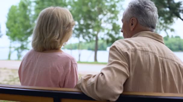 Cuidar Marido Anciano Cubriendo Esposa Con Manta Cuadros Abrazos Ternura — Vídeos de Stock